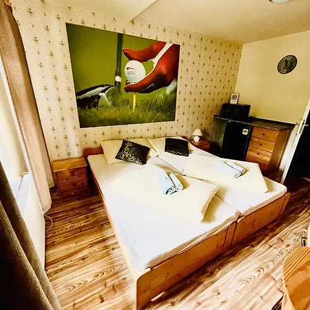 Jested Golf Restaurace A 招待所 Svetla pod Jestedem
